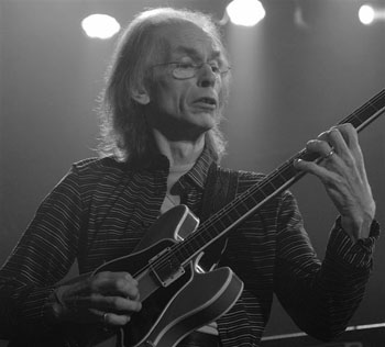 Steve Howe, photo by Lee Millward