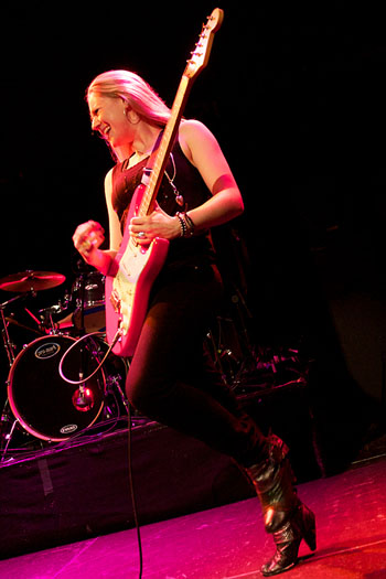 Joanne Shaw Taylor, photo by Bob Singleton