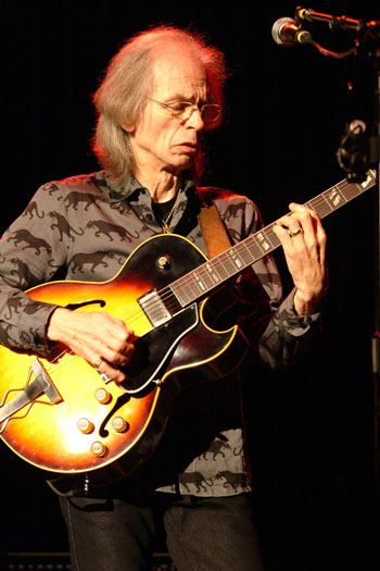 Steve Howe, photo by Noel Buckley